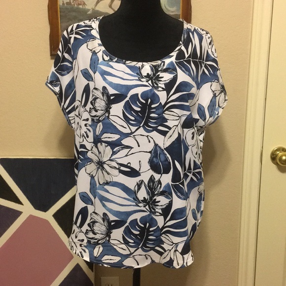 Banana Republic Tops - Loose fitting Banana Republic Top